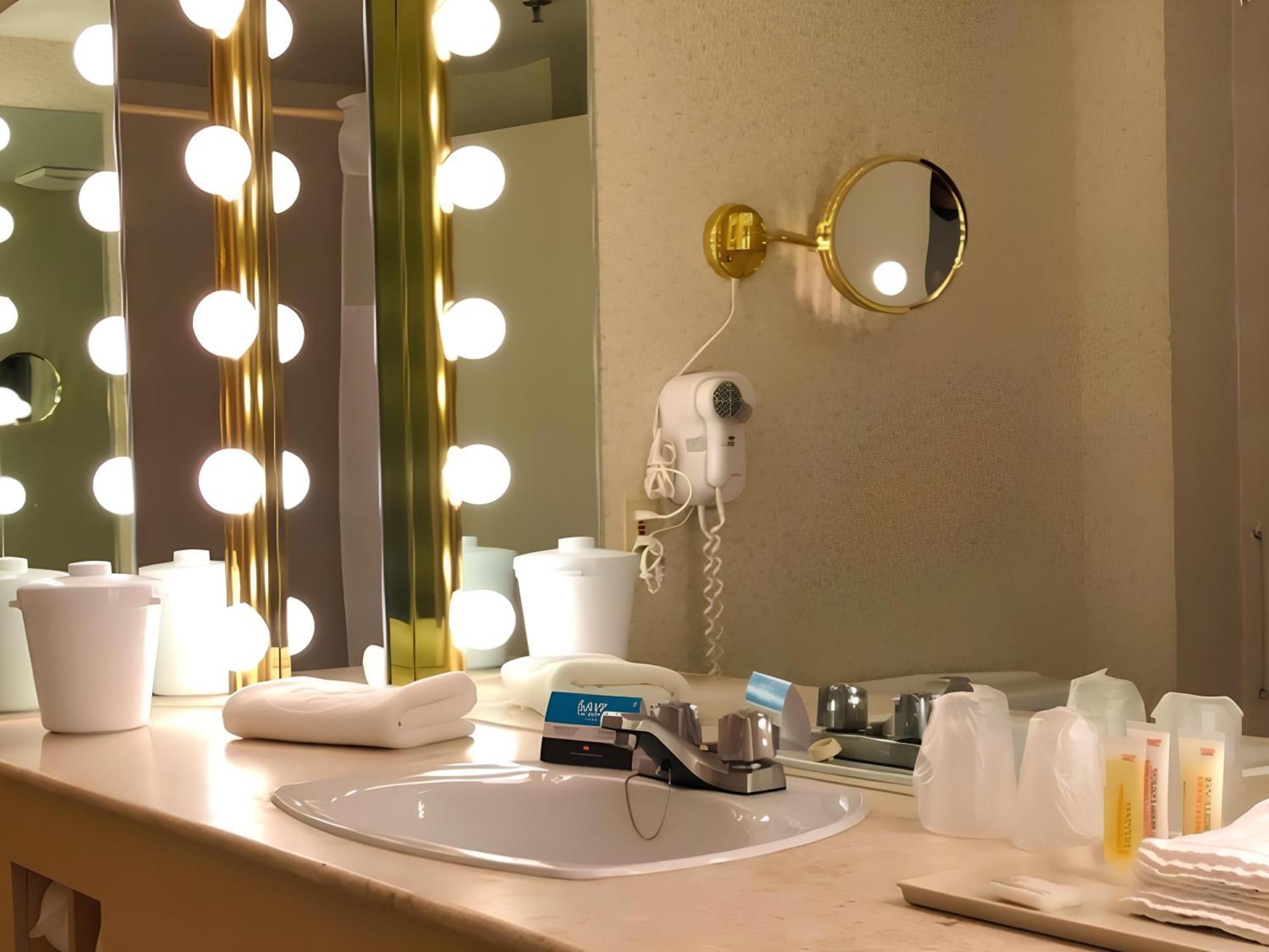 Hotels Gouverneur Montreal - Ile Charron Бушервиль Экстерьер фото